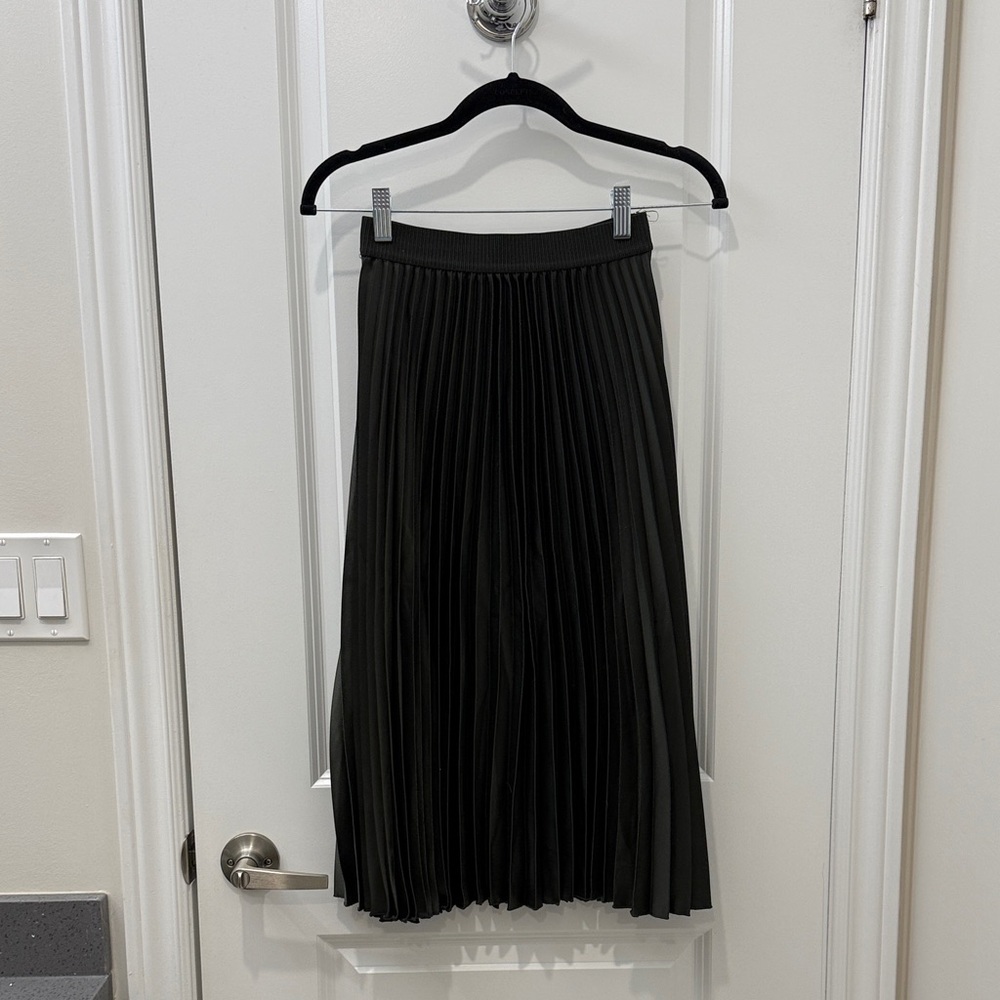 H&M Dark Olive Green Midi Pleated Skirt